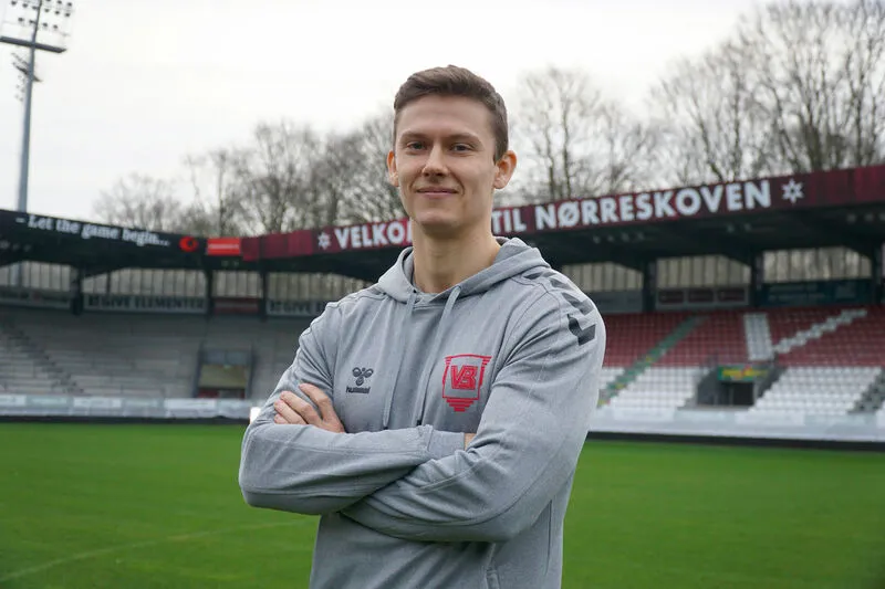 Jakob Bro, fysioterapeut, på et fodboldstadion